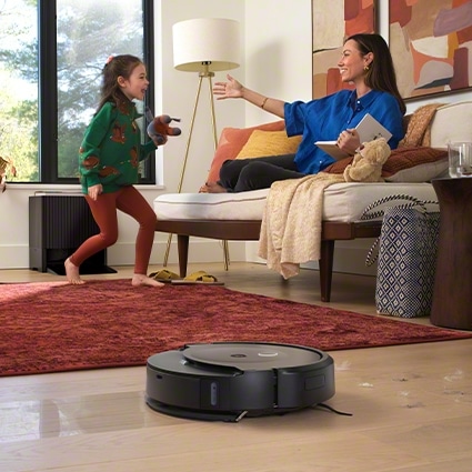 RoombaCombo_10Max_AutoWash_Photo_Lifestyle_Debris_WetTrail_LivingRoom_Email_Mobile_425x425 שואב שוטף רובוטי iRobot Roomba Combo MAX10