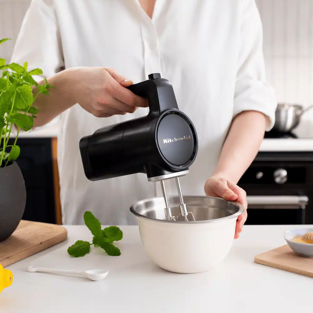 product_Galleries560906012025110344 מיקסר ידני אלחוטי ללא בטרייה KitchenAid קיצ'נאייד דגם - 5KHMR700BM