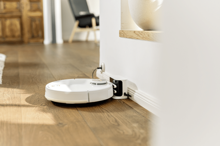 RCV_3_charging_app_03_CI20-96_DPI_Clipped-768x511 שואב שוטף רובוטי קרשר Karcher דגם RCV 3 - אחריות לשנה ע''י דן שלדן היבואן הרשמי