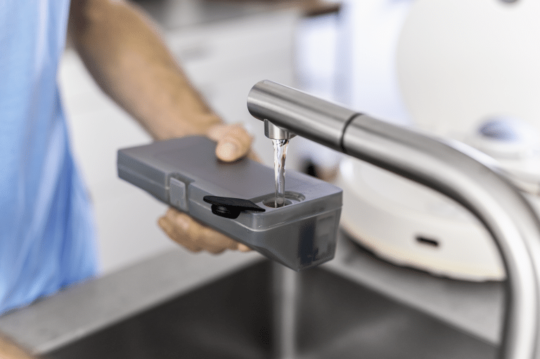 RCV_3_removal_dust_water_container_app_01_CI20-96_DPI_Clipped-768x511 שואב שוטף רובוטי קרשר Karcher דגם RCV 3 - אחריות לשנה ע''י דן שלדן היבואן הרשמי