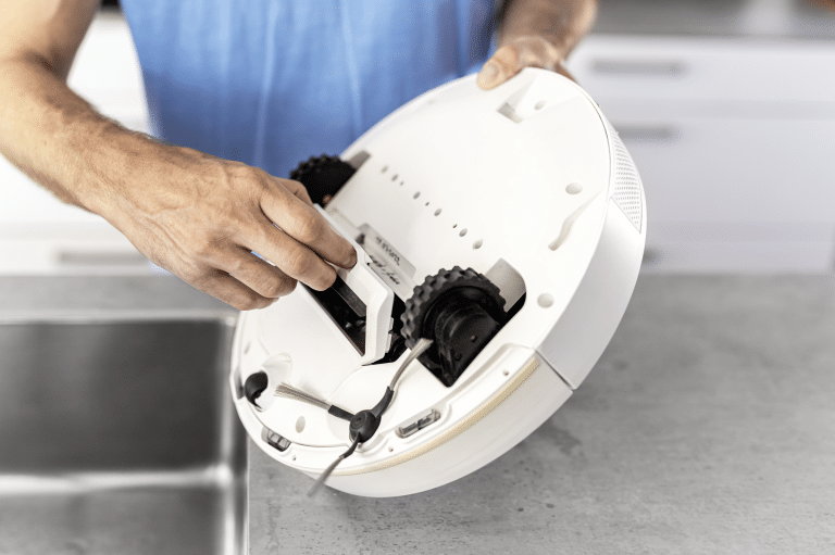 RCV_3_removal_roller_brush_app_01_CI20-96_DPI_Clipped-768x511 שואב שוטף רובוטי קרשר Karcher דגם RCV 3 - אחריות לשנה ע''י דן שלדן היבואן הרשמי