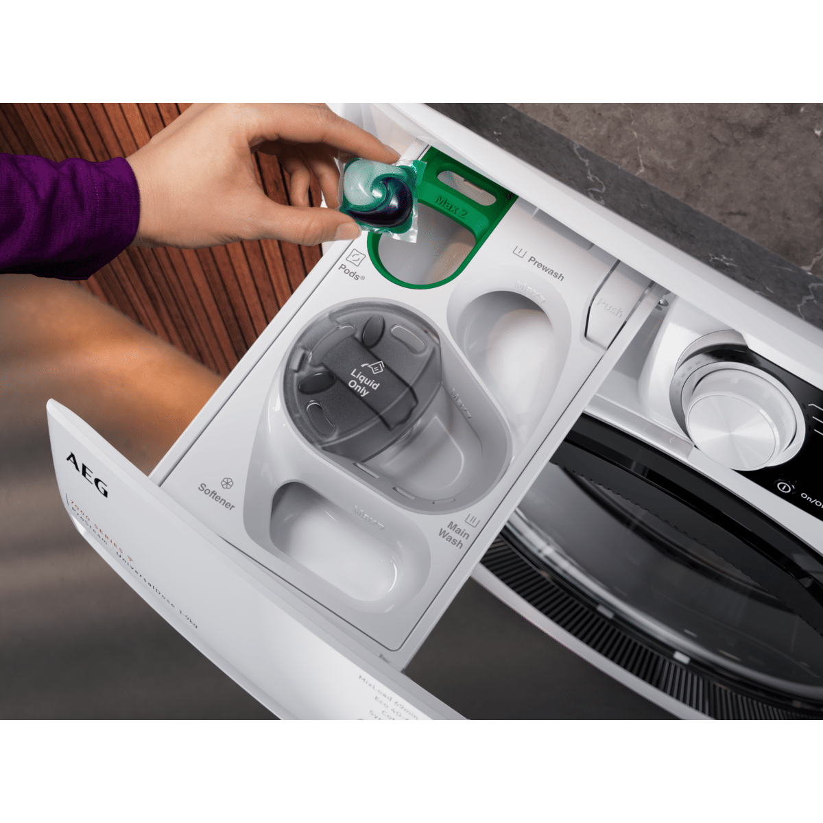 3 מכונת כביסה פתח חזית 9 ק"ג AEG א.א.ג LF73946OM